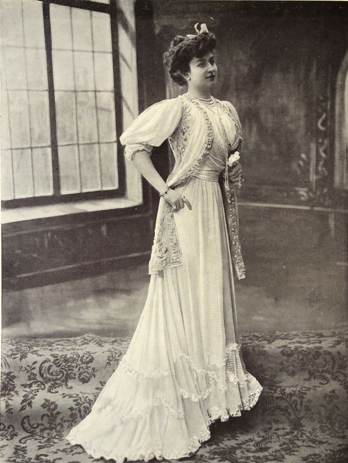renee_felyne_1884_-_1910_actrice_theatre_des_bouffes_parisiens_paris_france