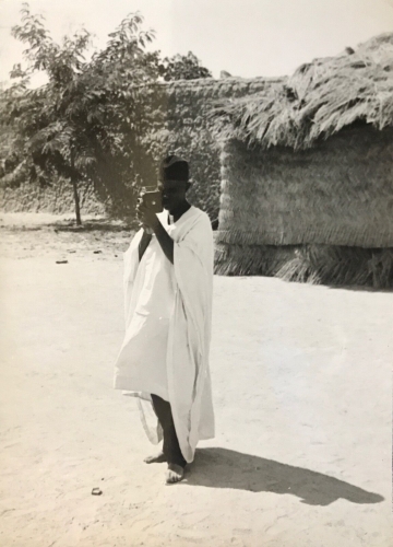 cameroun_rhumsiki_afrique_homme_a_la_camera_kapsiki_circa_1950_argentique