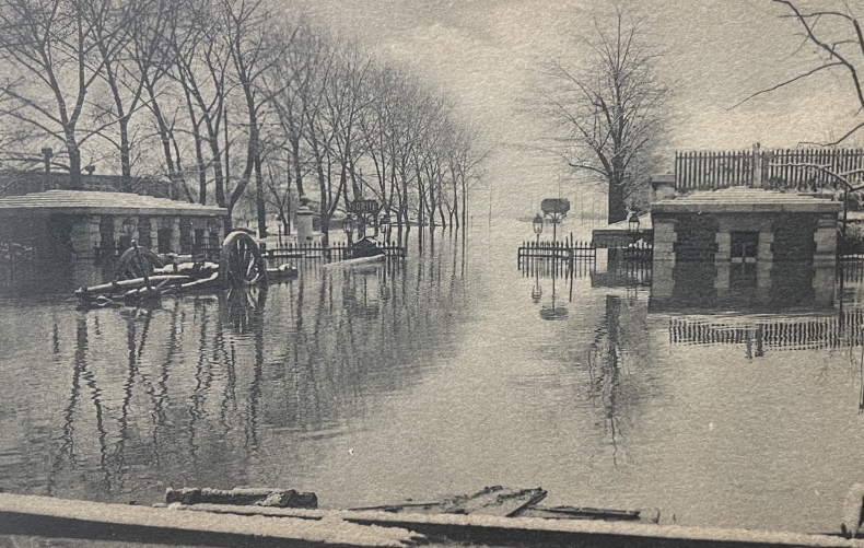 paris_inondation_porte_de_la_gare_heliogravure_de_1910_france