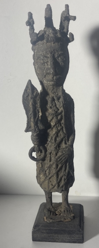 oba_en_tenue_de_guerre_benin_bronze_ife_27_cm_fin_du_xxe