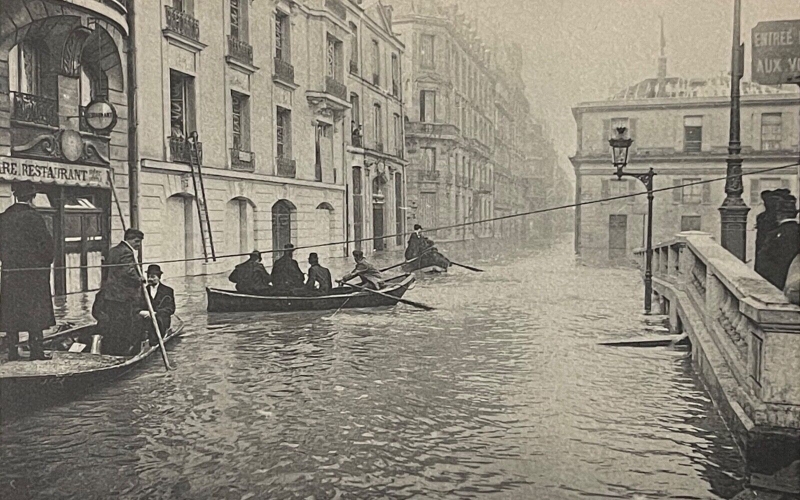 paris_inondation_rue_de_lille_gare_dorsay_heliogravure_de_1910_france