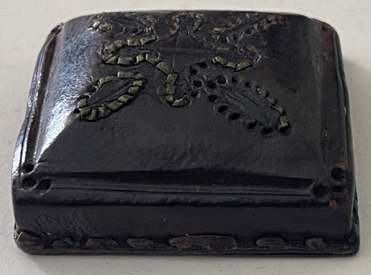 gris-gris_africain_en_cuir_amulette_de_protection_xixe_afrique_sahel