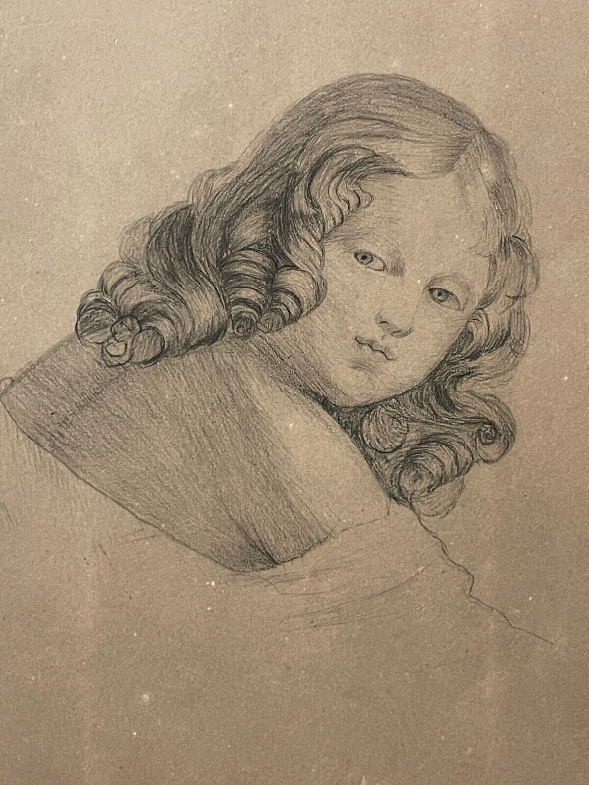 petite_fille_de_trois_quarts_vers_1830_dessin_graphite_enfant_coiffure_anonyme