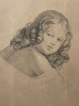 petite_fille_de_trois_quarts_vers_1830_dessin_graphite_enfant_coiffure_anonyme