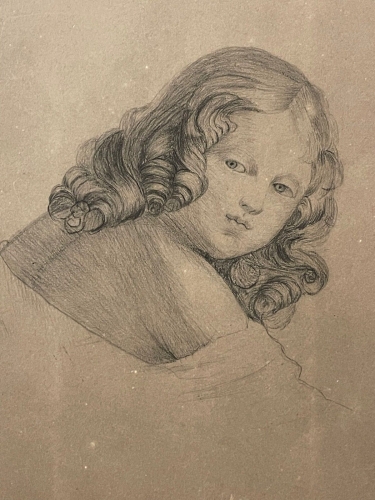 petite_fille_de_trois_quarts_vers_1830_dessin_graphite_enfant_coiffure_anonyme