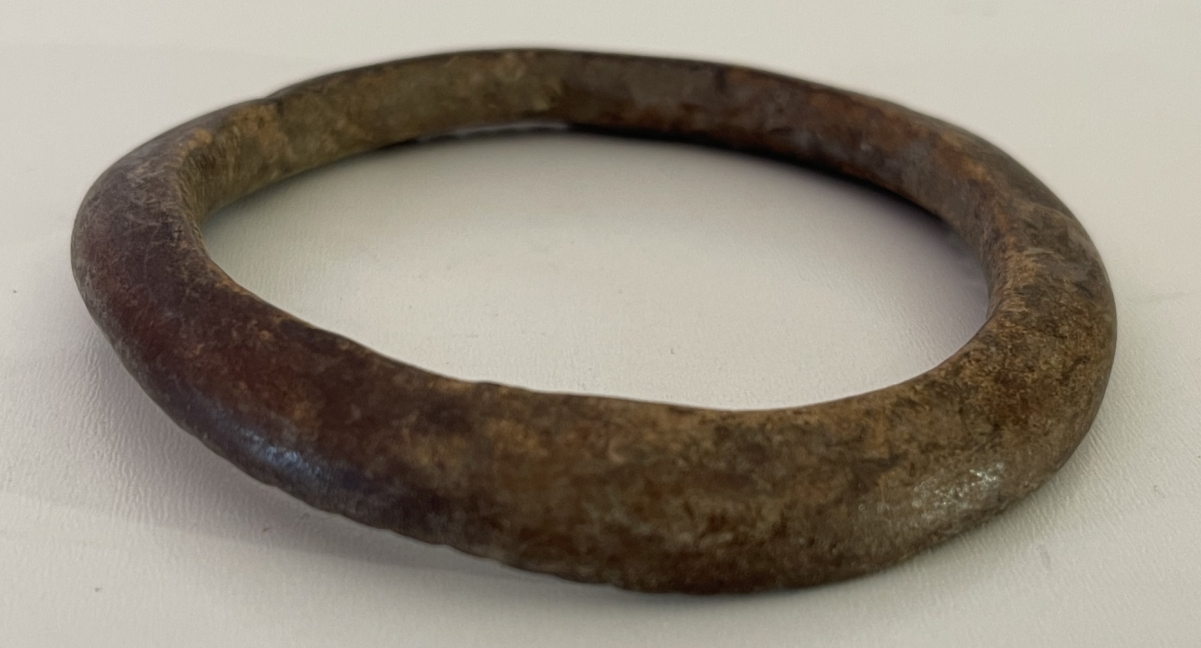 gabon_bracelet_ondumbo_du_haut-ogooue_en_peau_hippopotame_vers_1860_afrique