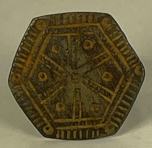 bague_chevaliere_en_bronze_style_ancien_motif_talismanique_geometrique_8_grammes