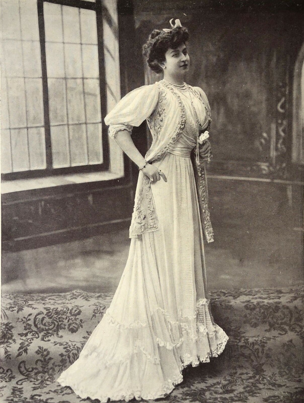 renee_felyne_1884_-_1910_actrice_theatre_des_bouffes_parisiens_paris_france
