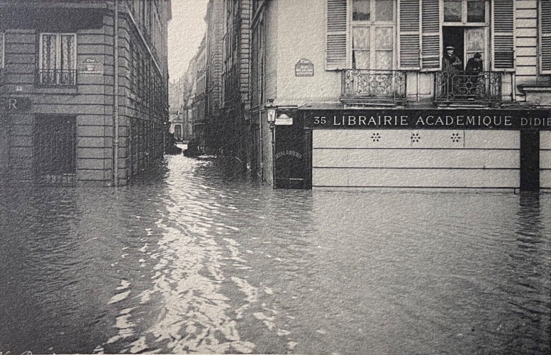 paris_inondation_rue_git-le-c??ur_heliogravure_de_1910_france
