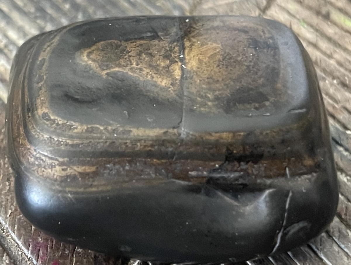 ancien_galet_sculpte_noir_figure_anthropomorphe_primitive_pierre_polie_art