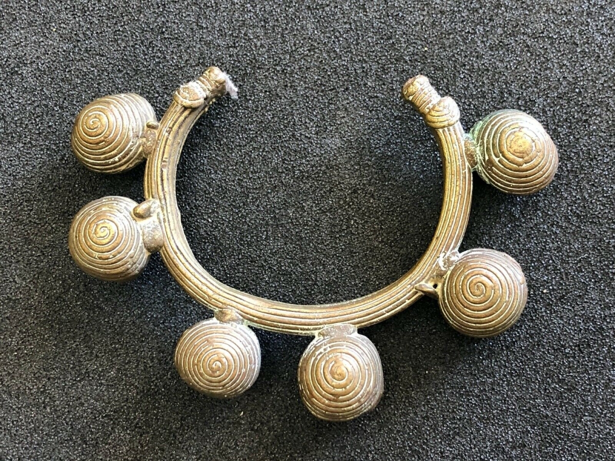 bracelet_en_bronze__ethnie_dan__afrique_cote_divoire_dan_guere_wobe__6_grelots_
