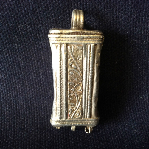 yemen_amulette__talisman_en_argent_bas_titre_cisele__xix_eme_ou_avant_al-yaman_