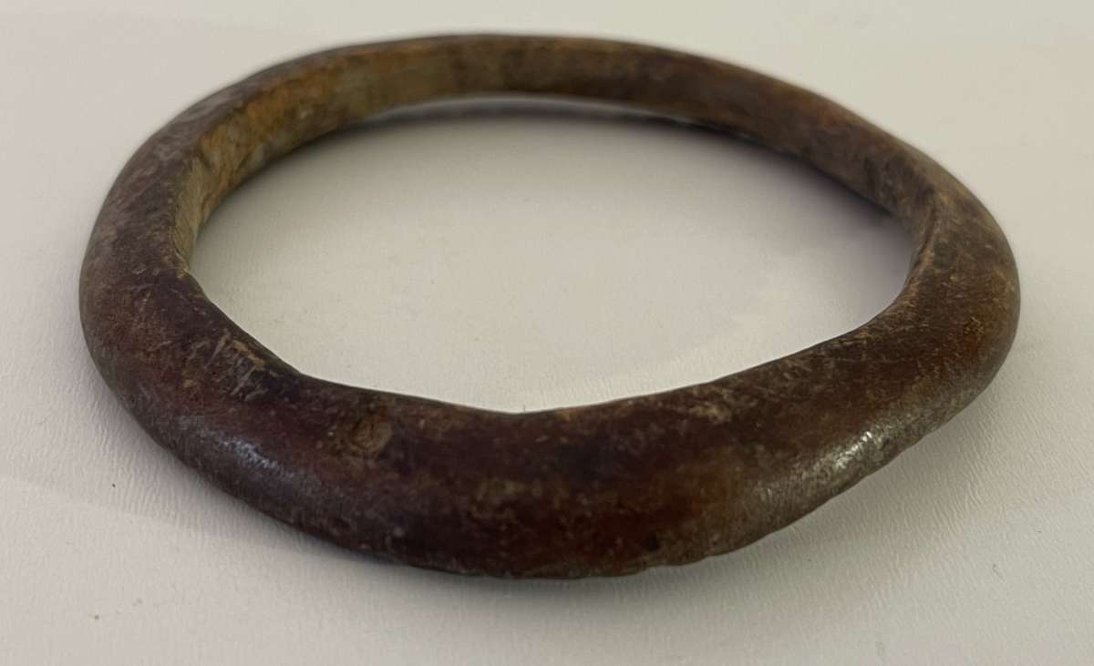 gabon_bracelet_ondumbo_du_haut-ogooue_en_peau_hippopotame_vers_1860_afrique