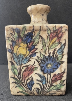 flacon_d_???iznik_turquie_ceramique_siliceuse_decor_floral_sous_glacure_plombifere_xviiie_xixe
