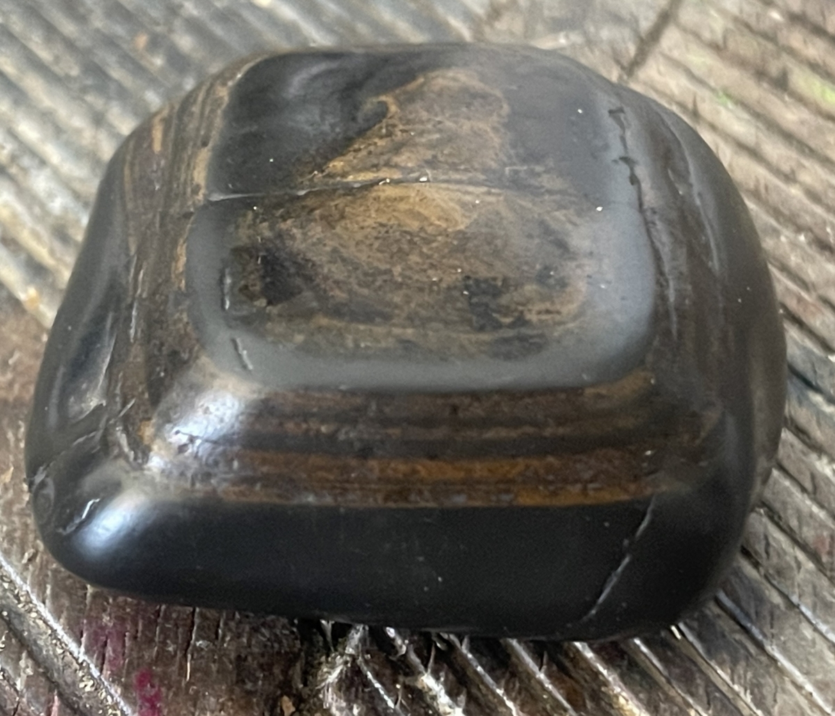 ancien_galet_sculpte_noir_figure_anthropomorphe_primitive_pierre_polie_art