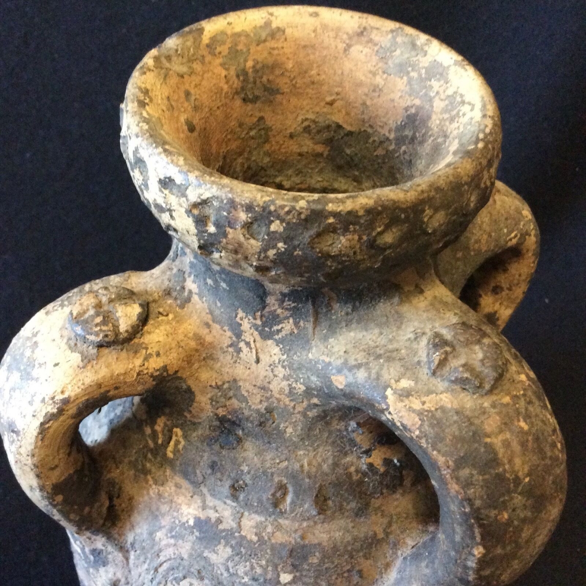 pot_a_anse_ceramique_a_decor_poincon_chevron_ondule_en_ligne_non_identifie_?