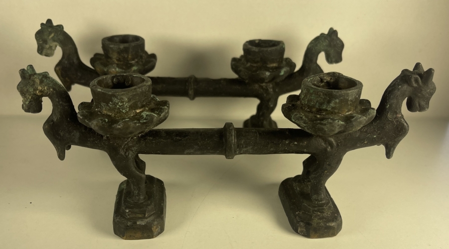 chine_paire_de_bougeoirs_bronze_chevaux_stylises_archaisant_autel_asiatique_xixe