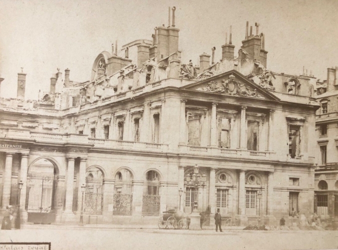ruines_de_la_commune_de_paris_1871_la_facade_du_palais-royal_france_albumine