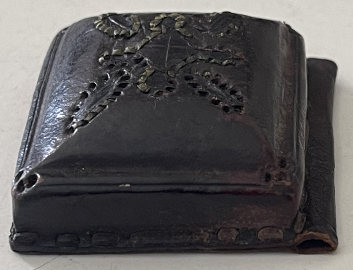 gris-gris_africain_en_cuir_amulette_de_protection_xixe_afrique_sahel