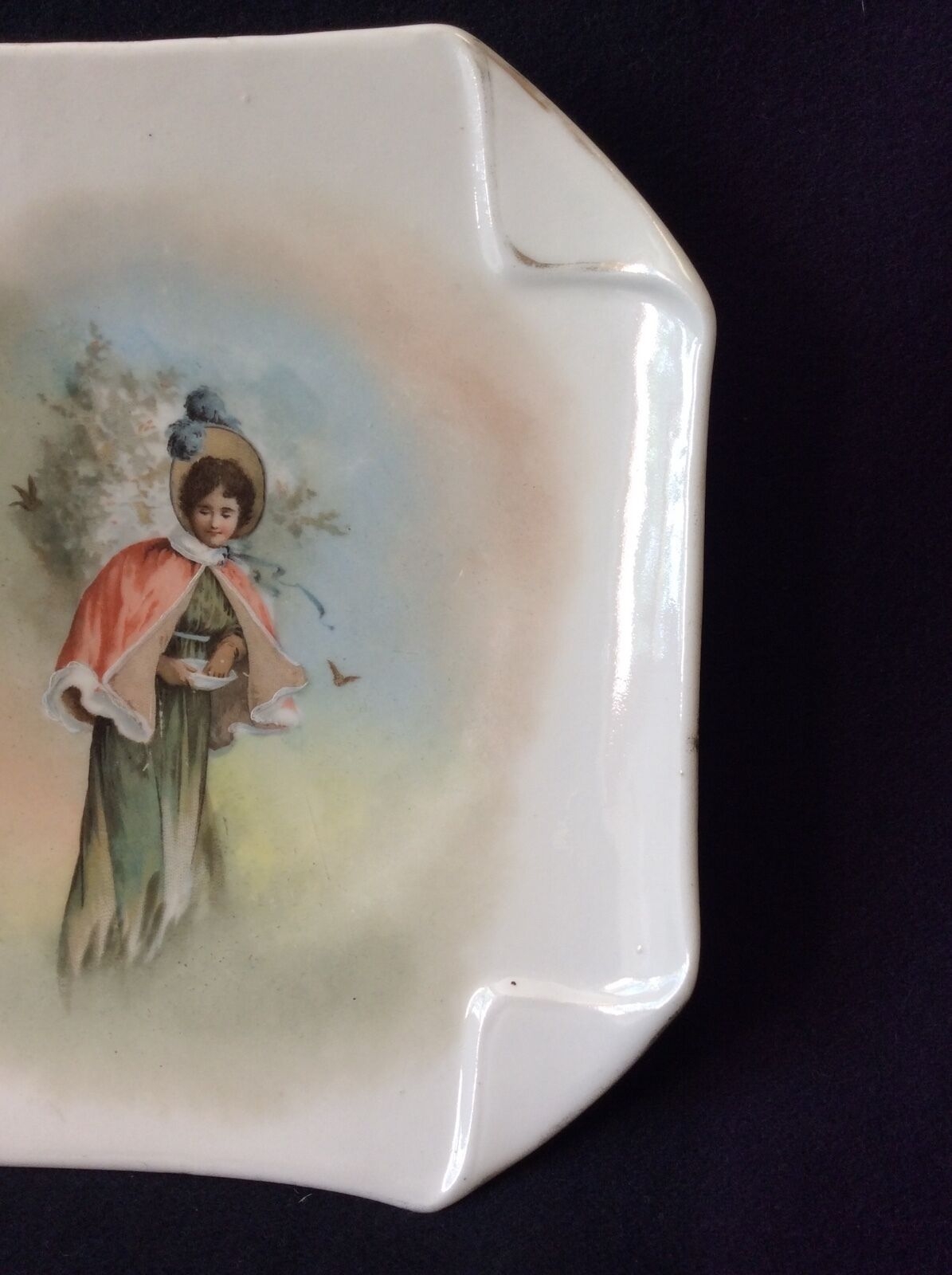 assiette_en_porcelaine_dure_de_paris_circa_1834_galante_a_chapeau_france