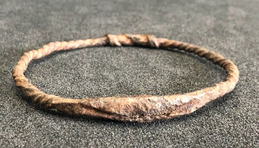 bracelet_de_dance_mossi_a_un_grelot_en_fer_torsade__moose_afrique_burkina_faso_