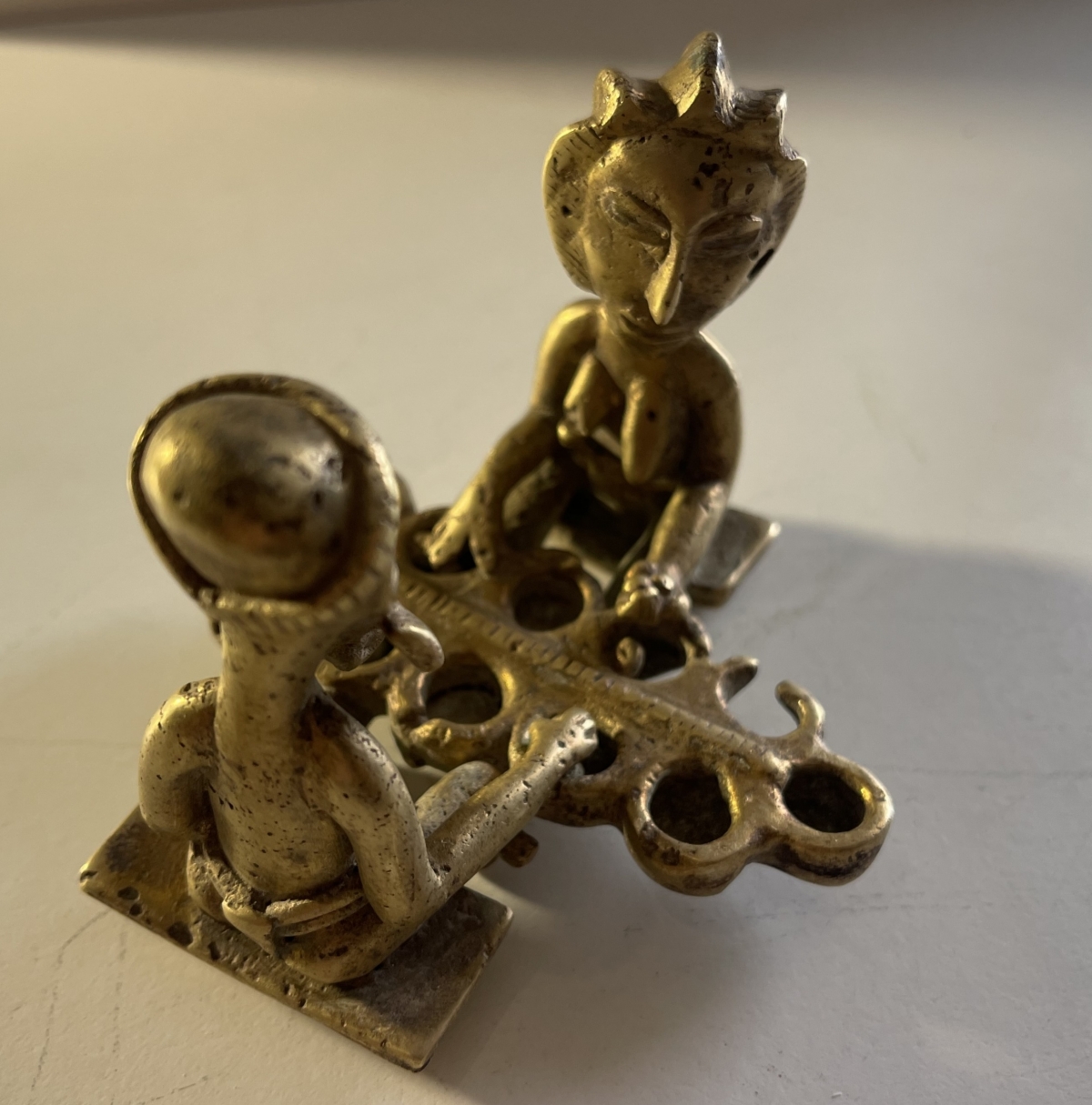 bronze_akan_ghana_scene_jeu_oware_awale_personnages_art_africain