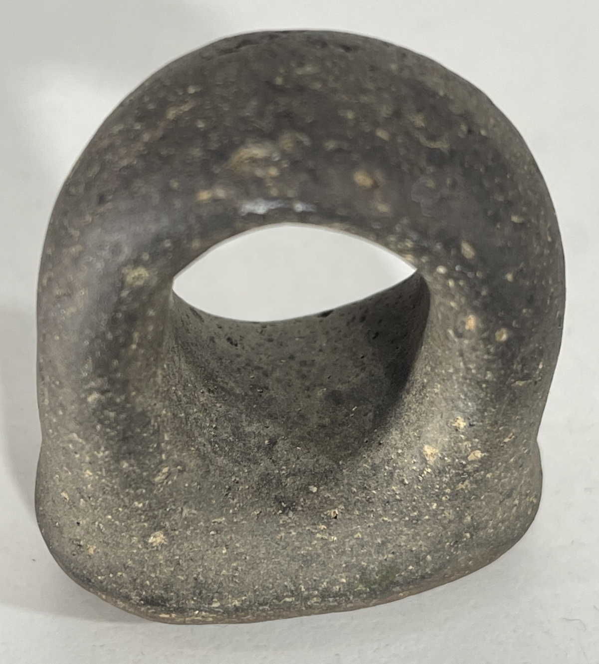 anneau_en_pierre_basalte_ou_lave_ethnographie_objet_ancien_curiosite