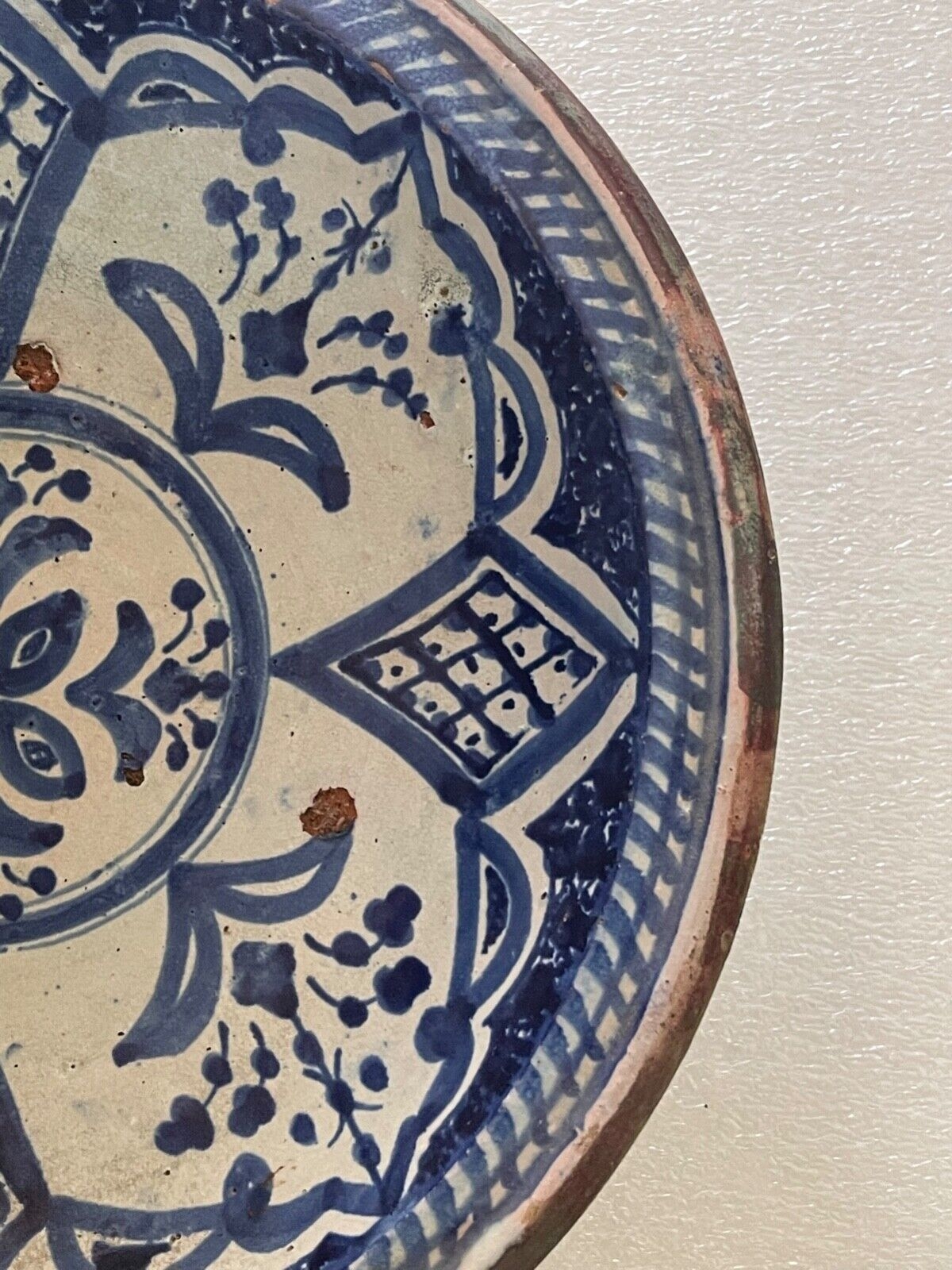 maroc__ceramique_marocaine__plat_rond_polychrome_signe,_localisation_a_identifier