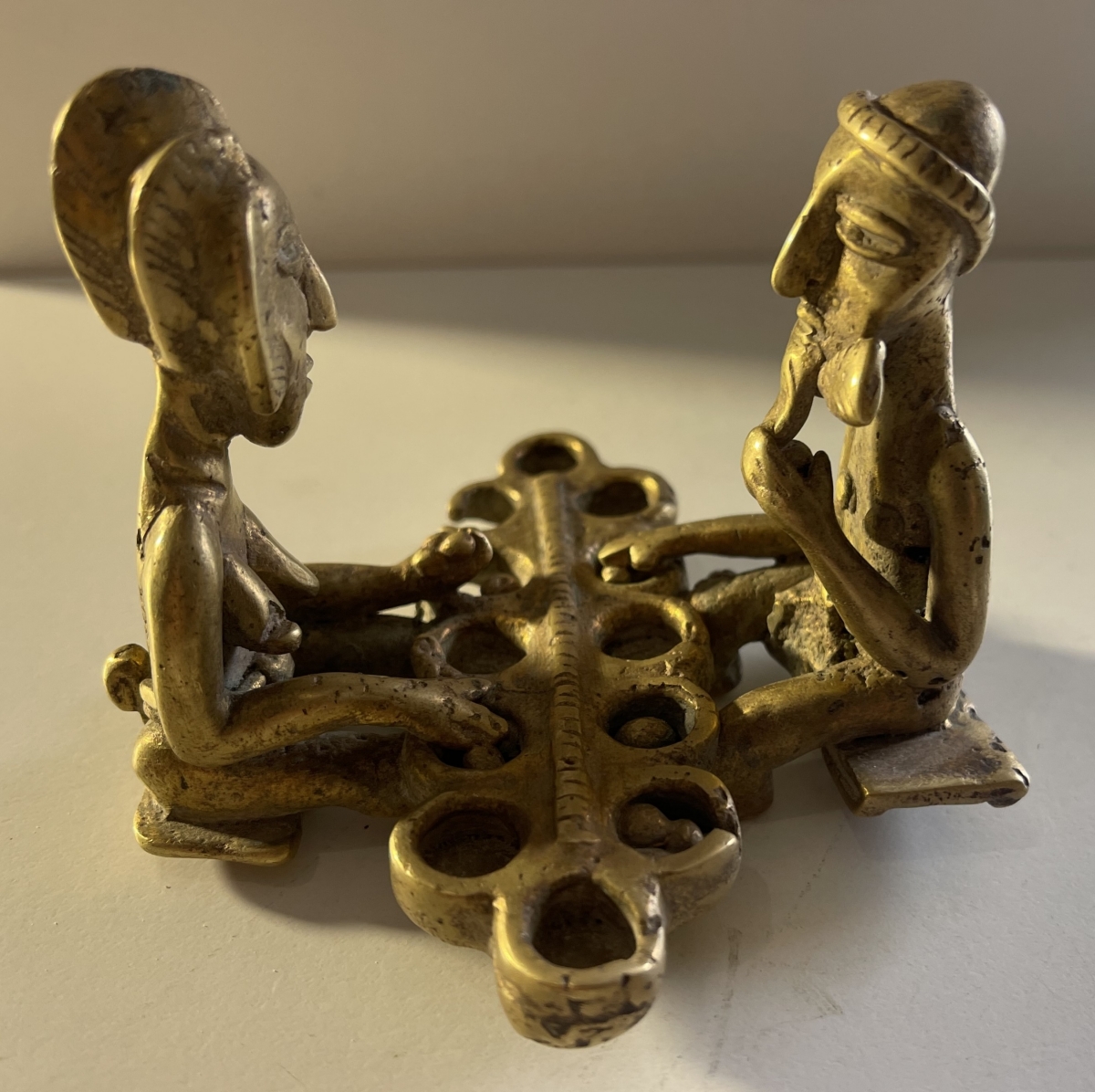 bronze_akan_ghana_scene_jeu_oware_awale_personnages_art_africain