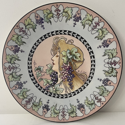 art_nouveau_plat_decoratif_signe_a_j_1905_femme_grappe_de_raisin_vigne