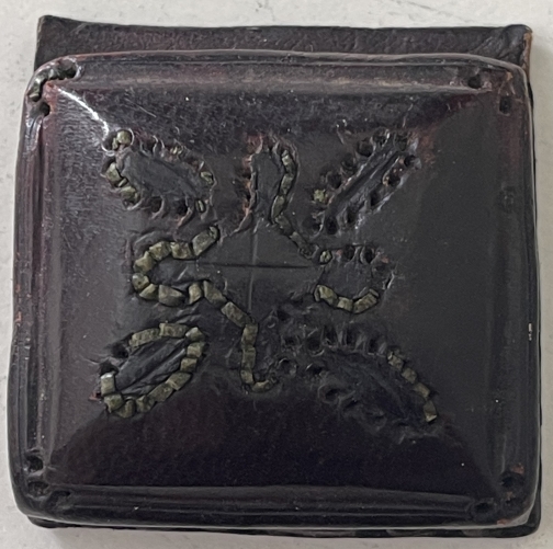 gris-gris_africain_en_cuir_amulette_de_protection_xixe_afrique_sahel