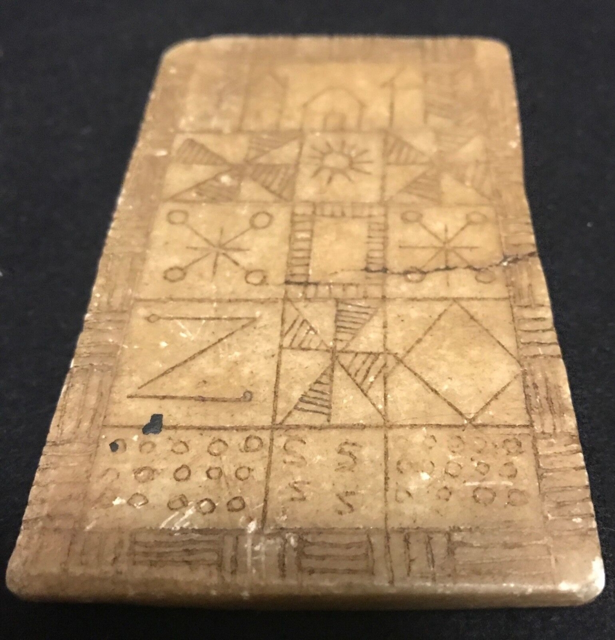 carre_magique_ou_tablette_votive_pierre_non_identifiee_afrique_?_pictogrammes
