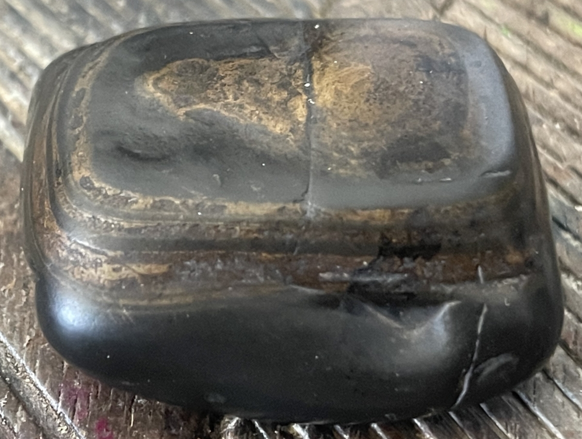 ancien_galet_sculpte_noir_figure_anthropomorphe_primitive_pierre_polie_art