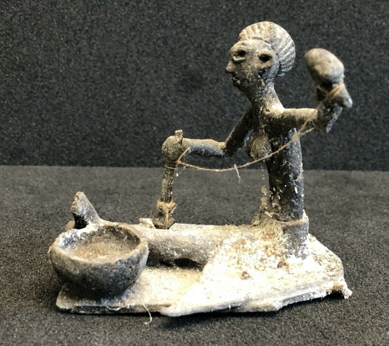 figurine_aluminium__cote_divoire_milieu_xx__h_7,7_cm__afrique_femme,_la_fileuse_