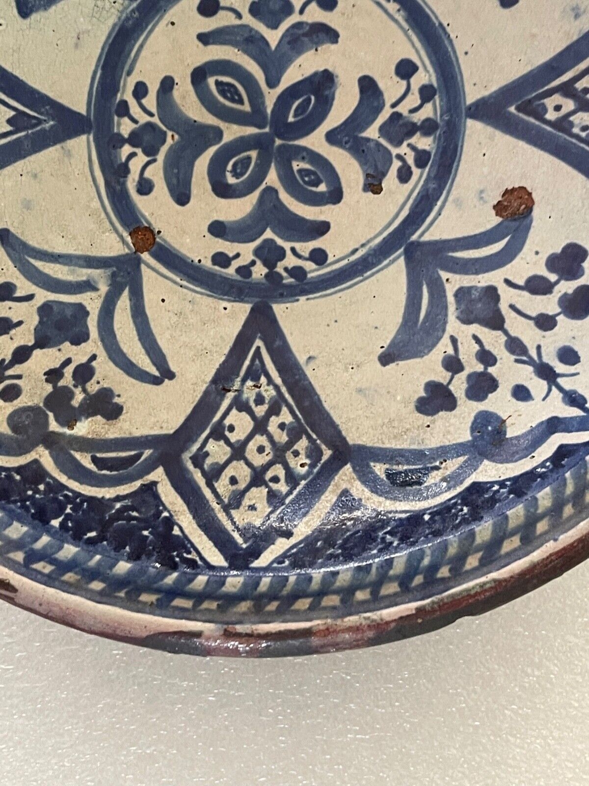 maroc__ceramique_marocaine__plat_rond_polychrome_signe,_localisation_a_identifier