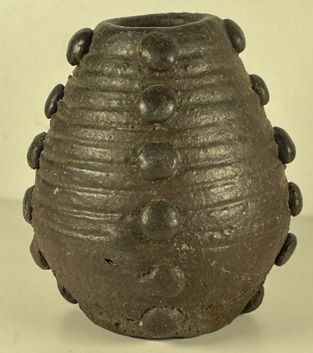 vase_sculptural_en_gres_a_pastilles_esthetique_brutaliste_xxe_siecle