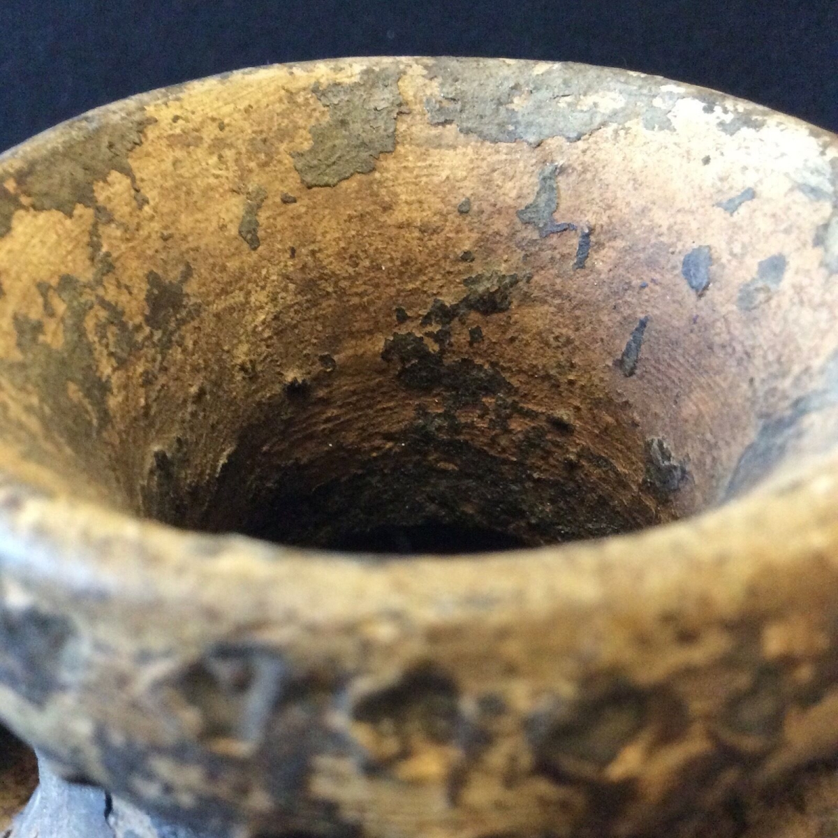 pot_a_anse_ceramique_a_decor_poincon_chevron_ondule_en_ligne_non_identifie_?