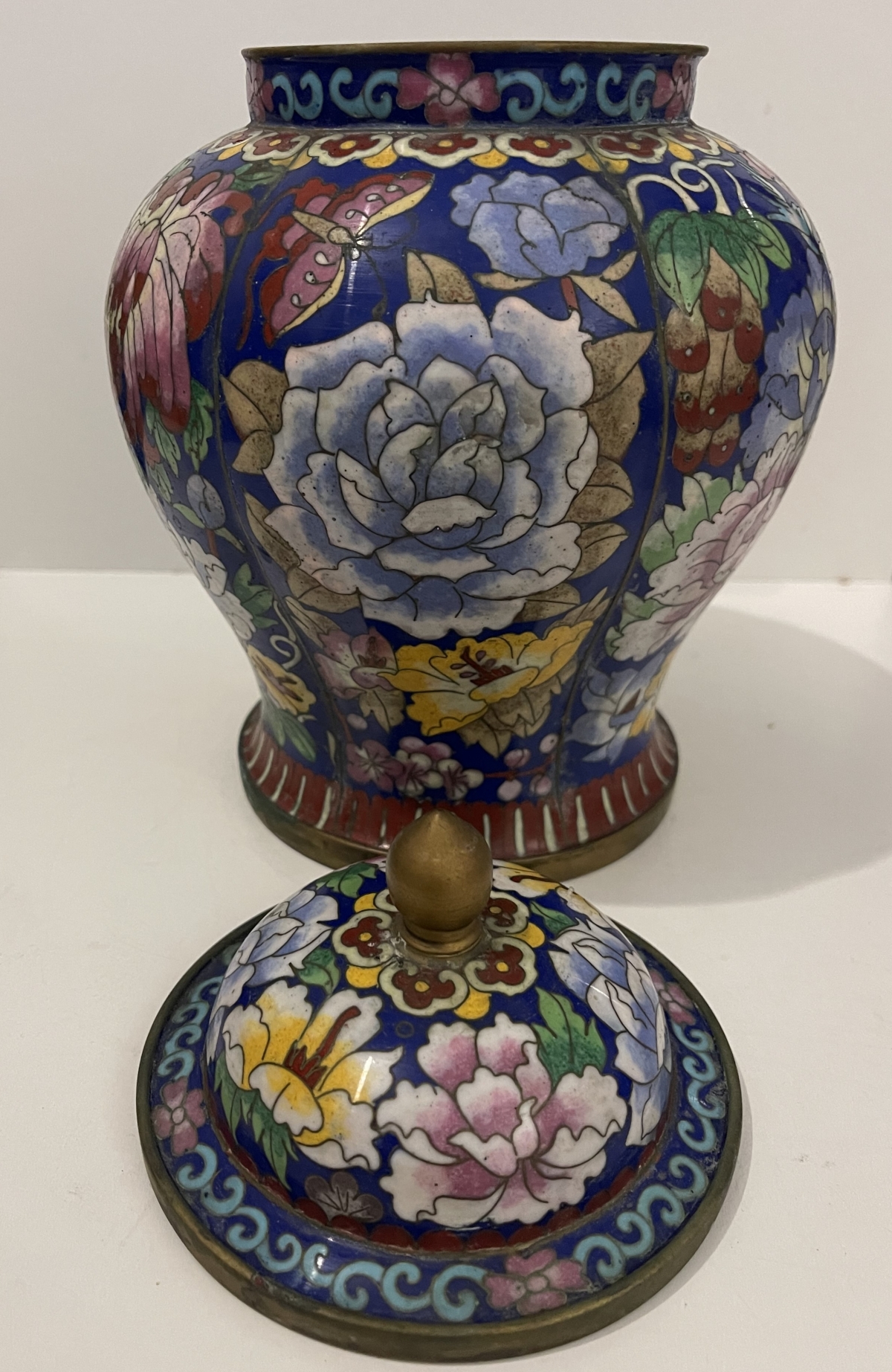 chine_pot_couvert_cloisonne_c_1930_fleur_papillon_oiseaux_pivoine_chrysantheme