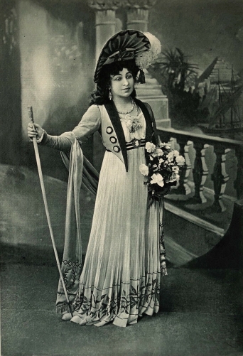 claire_friche_1875-1968_soprano_opera-comique_dans_la_tosca_1904_puccini