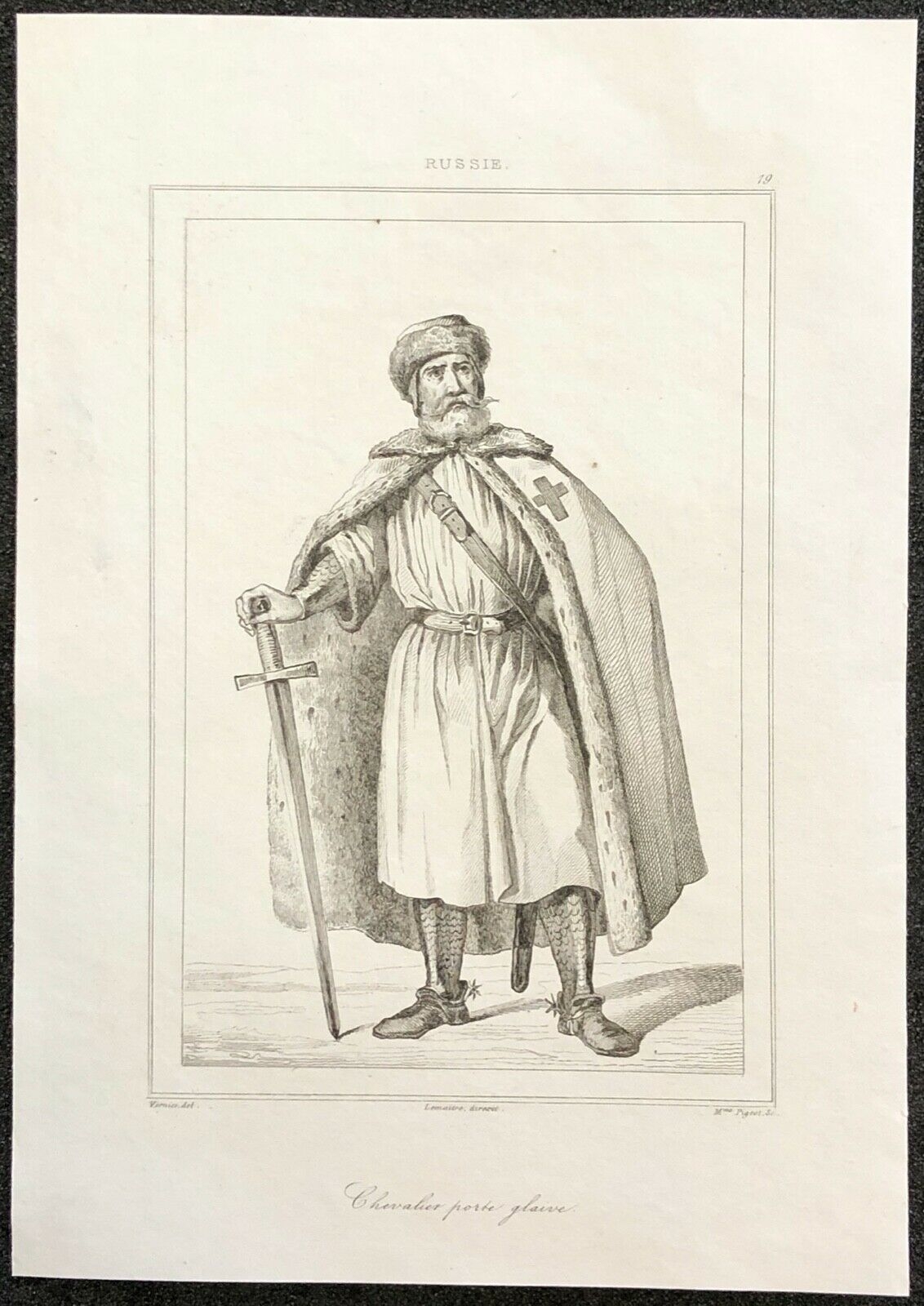 russie_chevalier_porte_glaive_gravure_1838_uniforme_coiffe_cape_hermine_eperon
