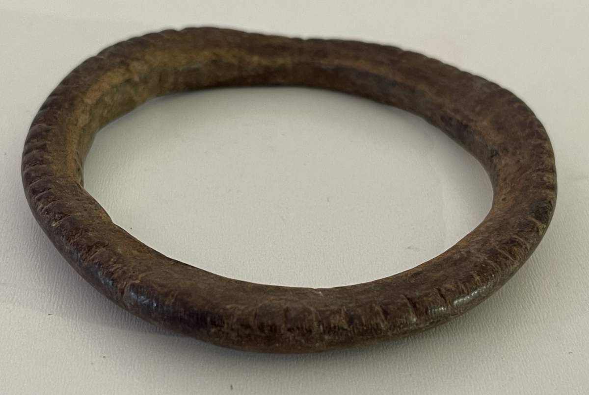 gabon_bracelet_ondumbo_du_haut-ogooue_en_peau_hippopotame_vers_1860_afrique