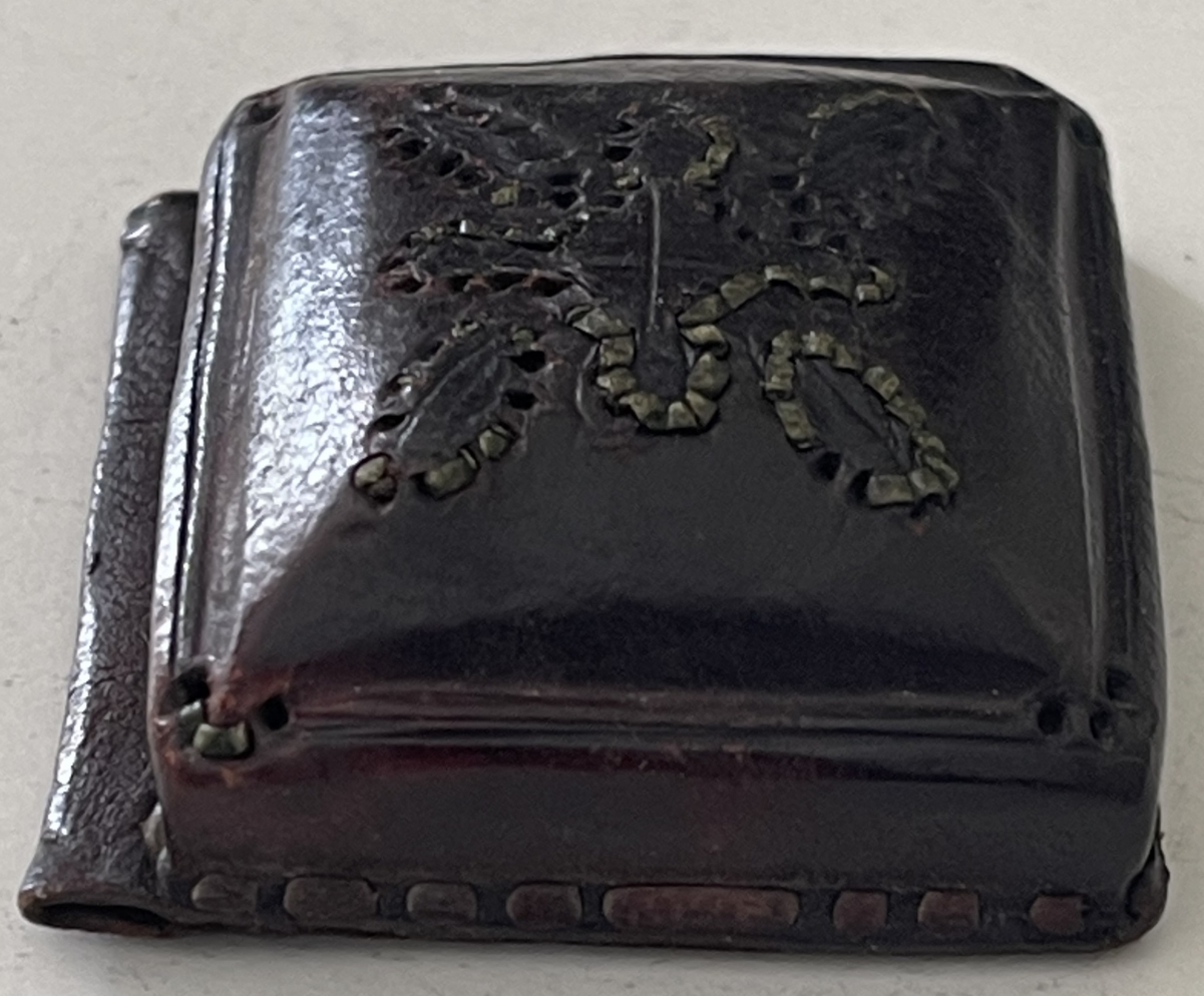 gris-gris_africain_en_cuir_amulette_de_protection_xixe_afrique_sahel