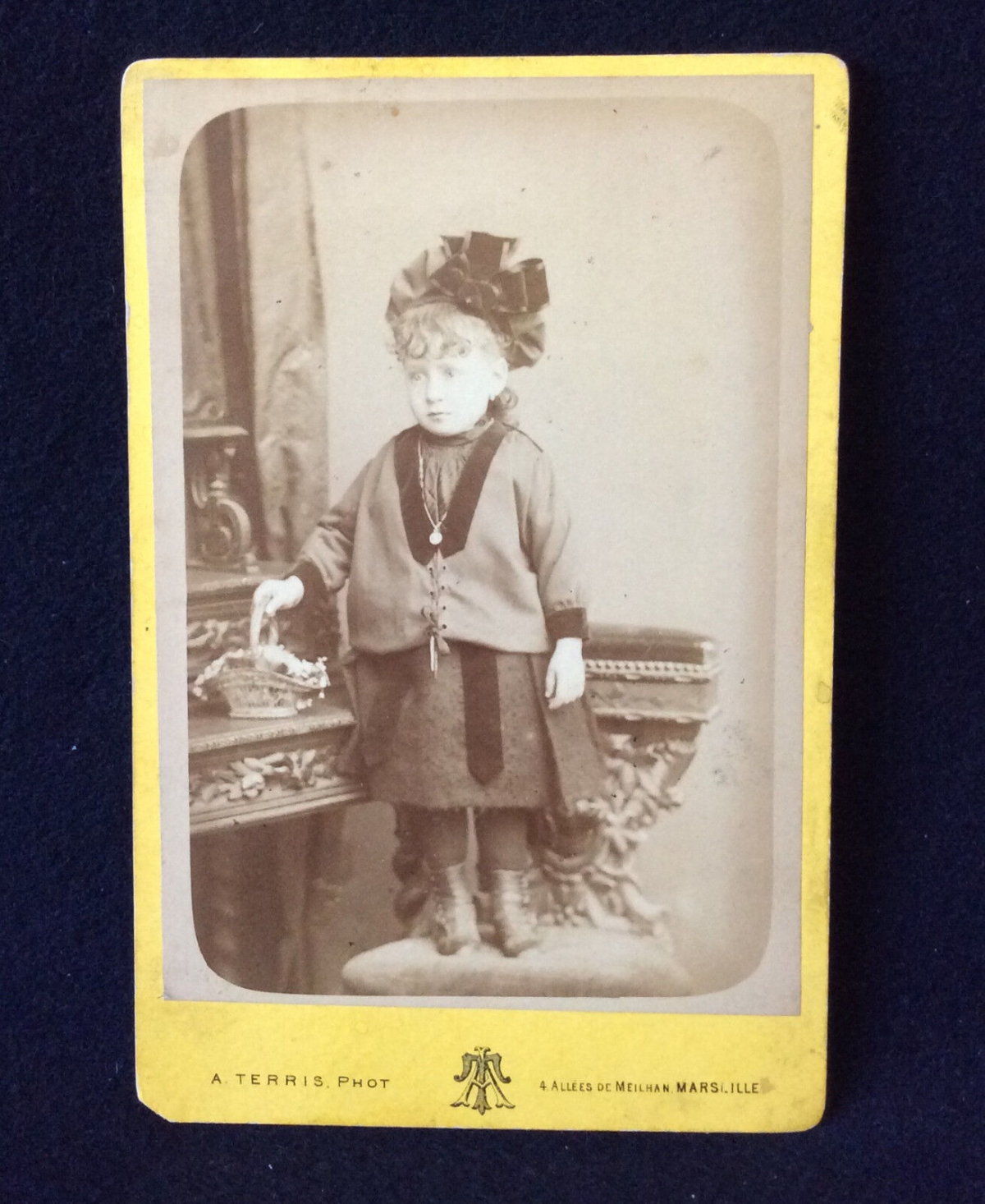 adolphe_terris_marseille_portrait_de_petite_fille_circa_1880_france_photographie