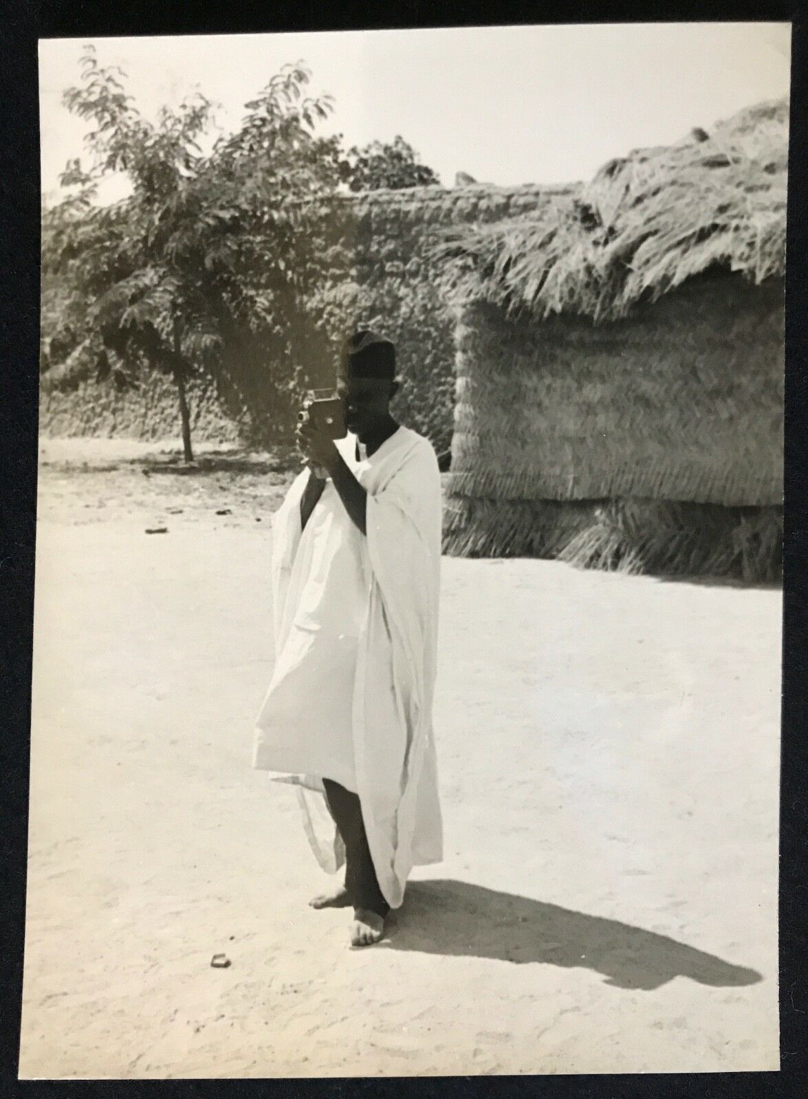 cameroun_rhumsiki_afrique_homme_a_la_camera_kapsiki_circa_1950_argentique