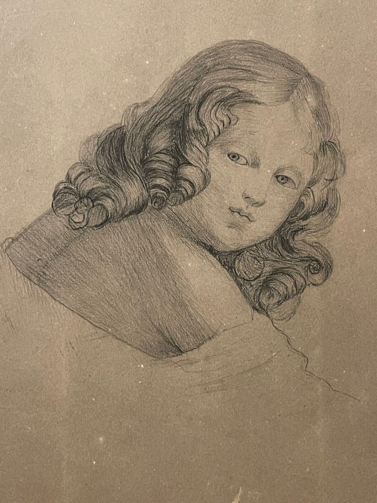 petite_fille_de_trois_quarts_vers_1830_dessin_graphite_enfant_coiffure_anonyme