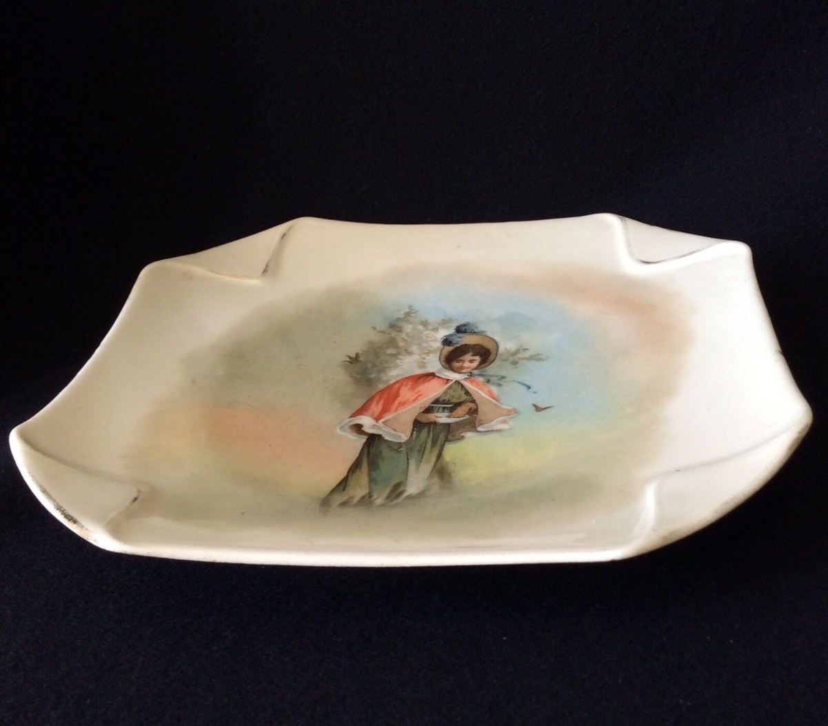 assiette_en_porcelaine_dure_de_paris_circa_1834_galante_a_chapeau_france
