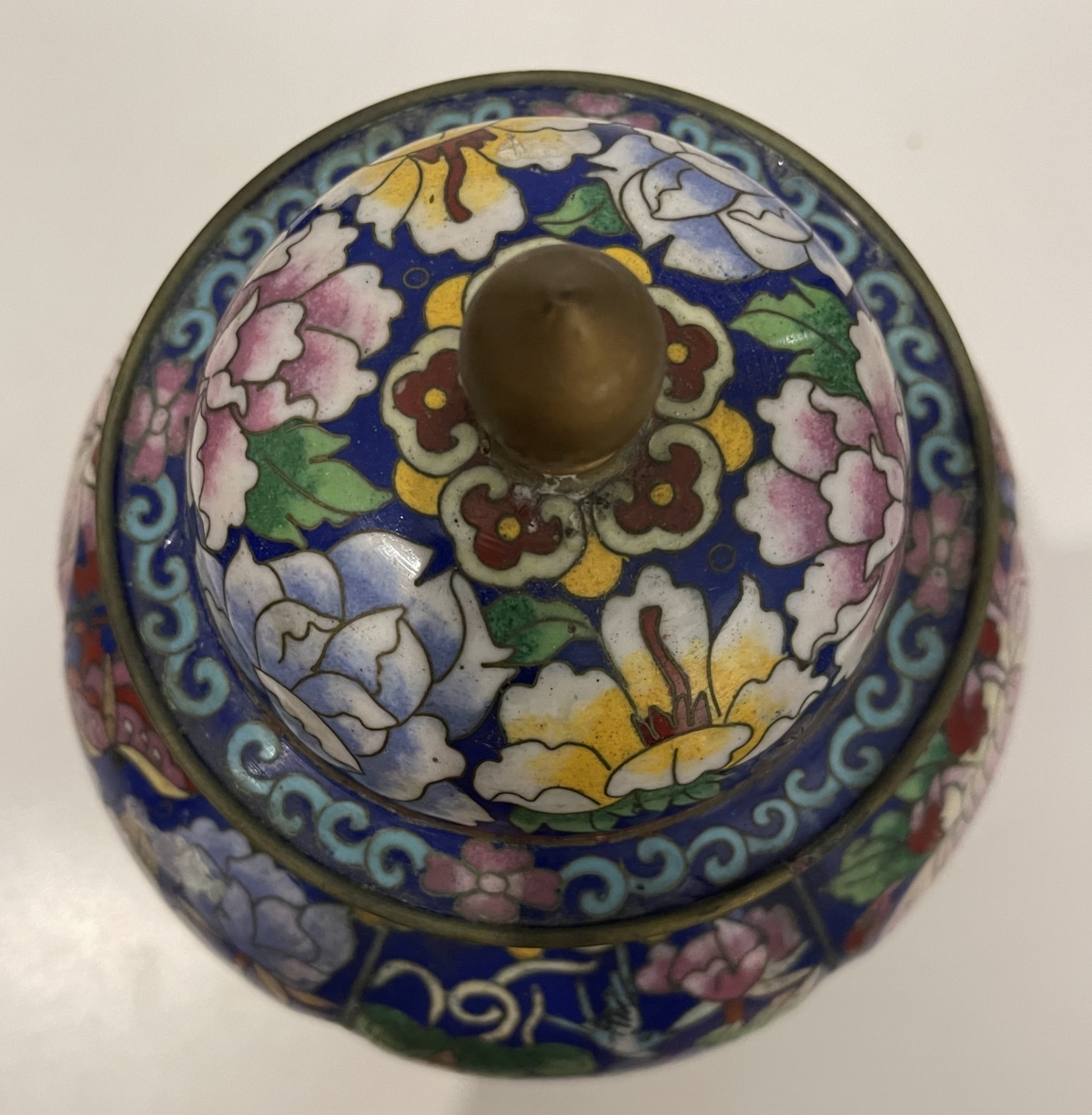 chine_pot_couvert_cloisonne_c_1930_fleur_papillon_oiseaux_pivoine_chrysantheme
