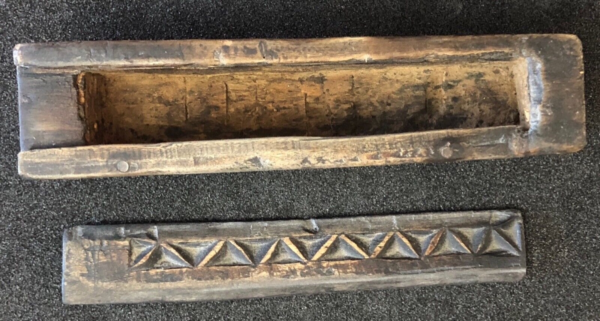 boite_plumier_en_bois_sculpte,_travail_africain,_19,2_cm_de_long_