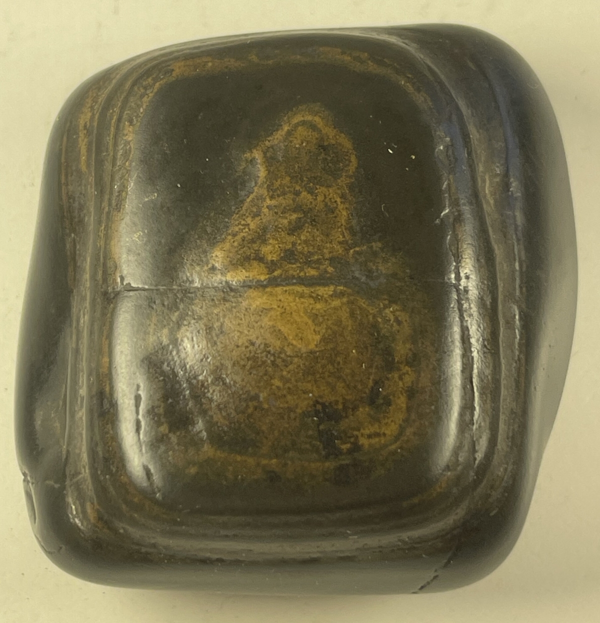 ancien_galet_sculpte_noir_figure_anthropomorphe_primitive_pierre_polie_art