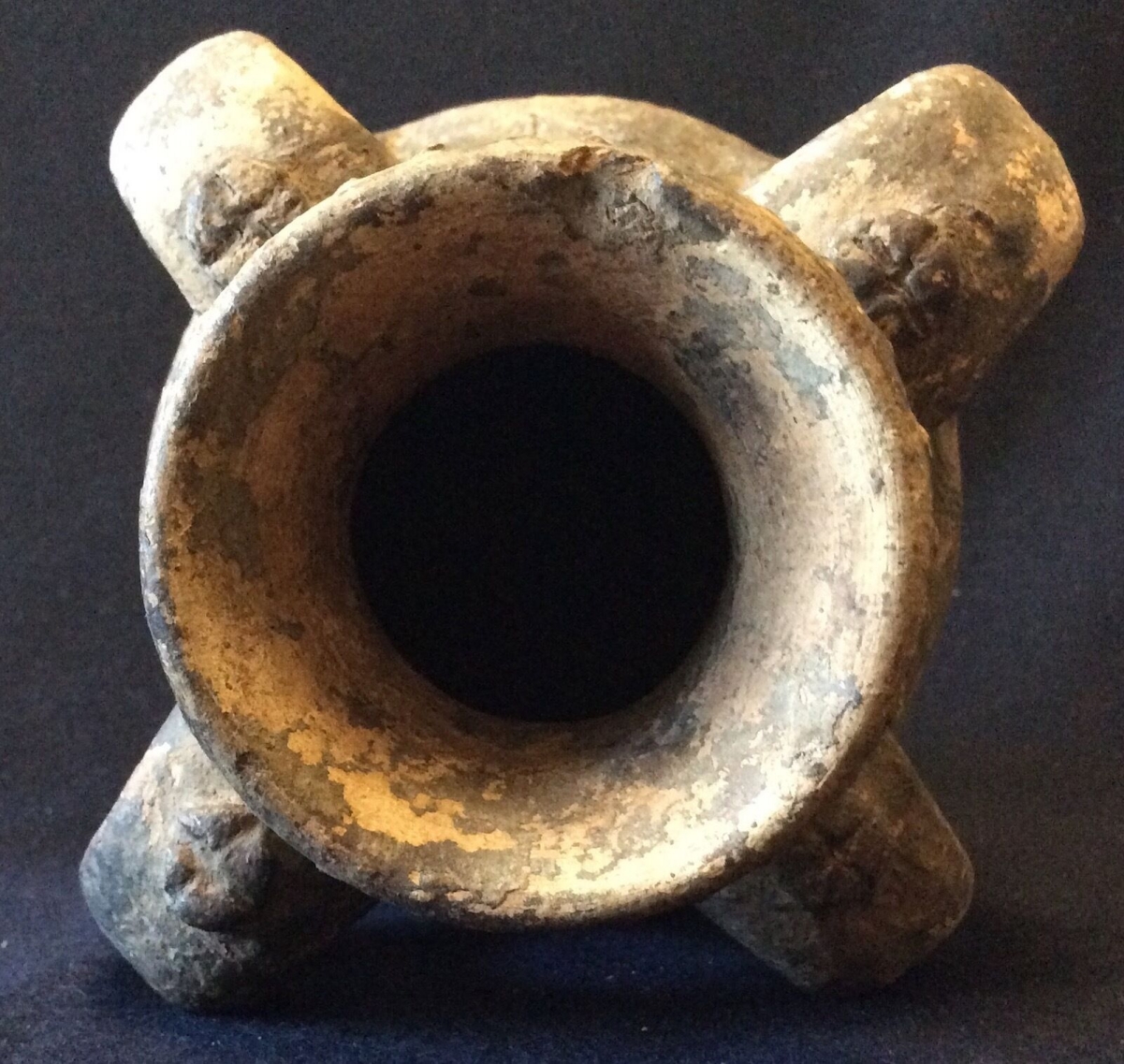 pot_a_anse_ceramique_a_decor_poincon_chevron_ondule_en_ligne_non_identifie_?
